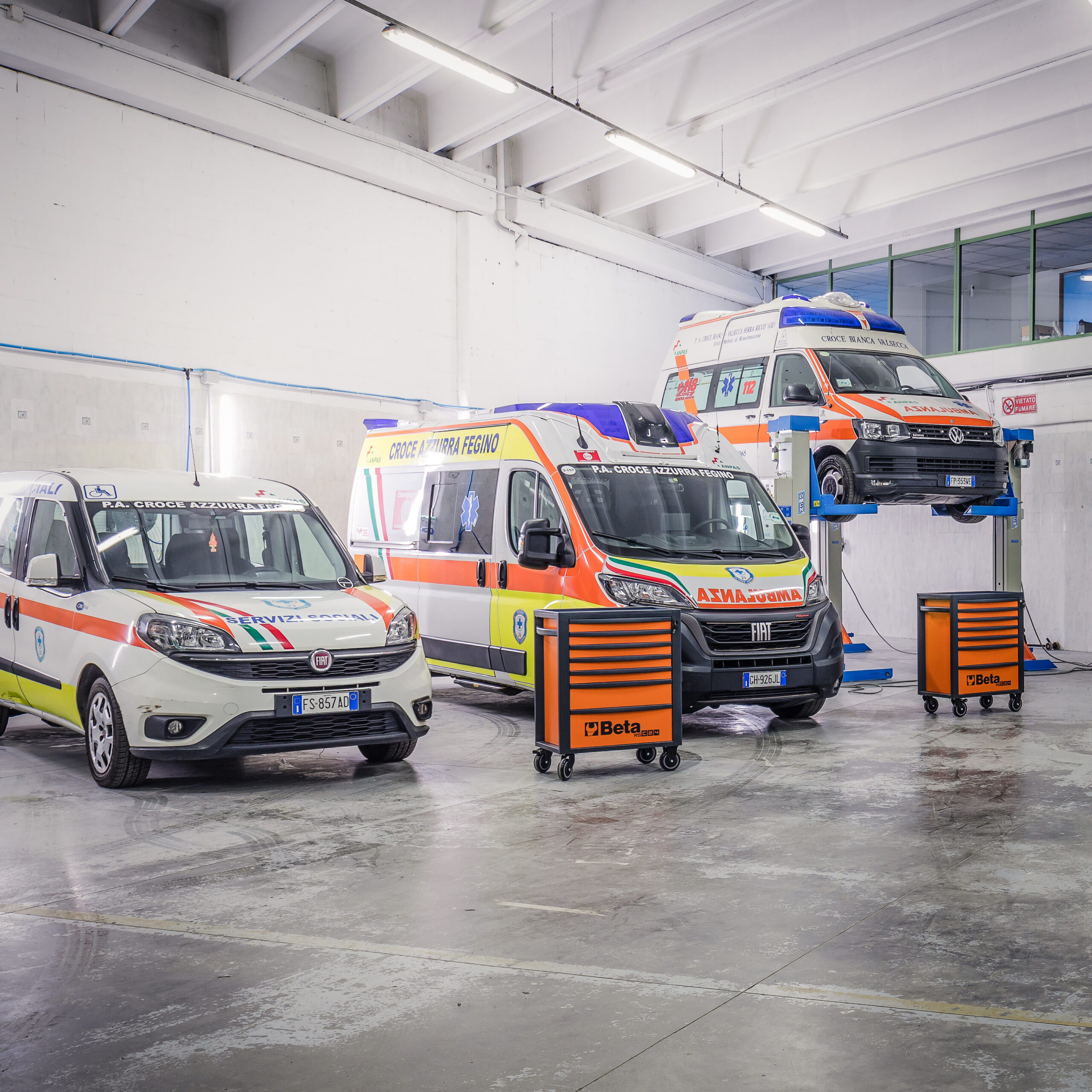 Magazzino con ambulanze in manutenzione