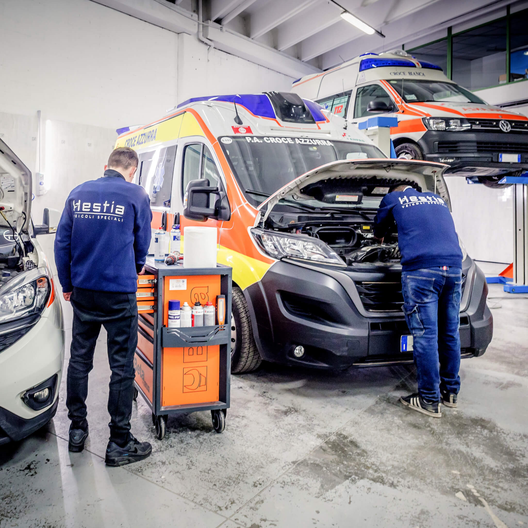 Tecnici al lavoro sulle ambulanze