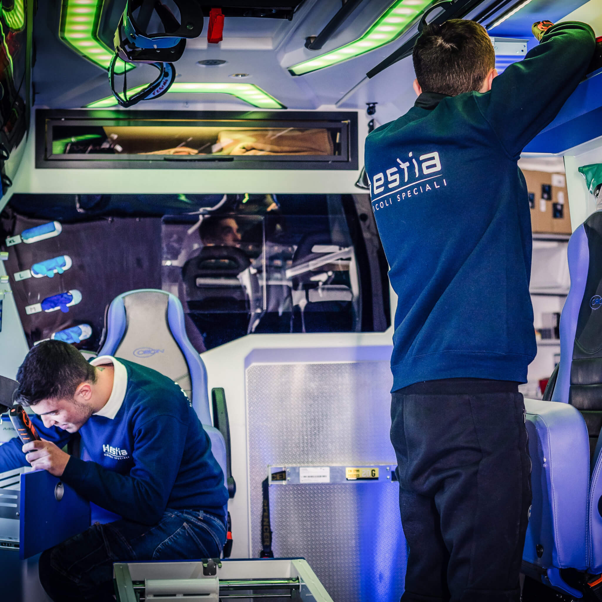 Interni ambulanza Tecnici aggiustano ambulanza